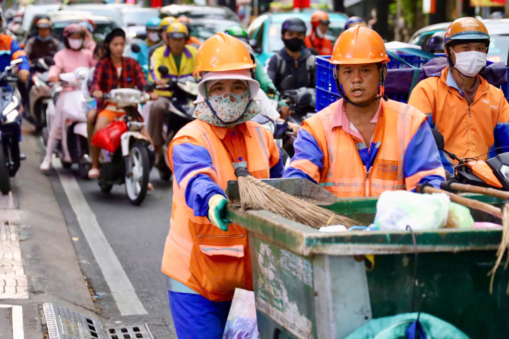 Người nhận thưởng hậu hĩnh, người làm xuyên lễ hưởng lương gấp 3-4 lần dịp Tết Dương lịch - Ảnh 4.