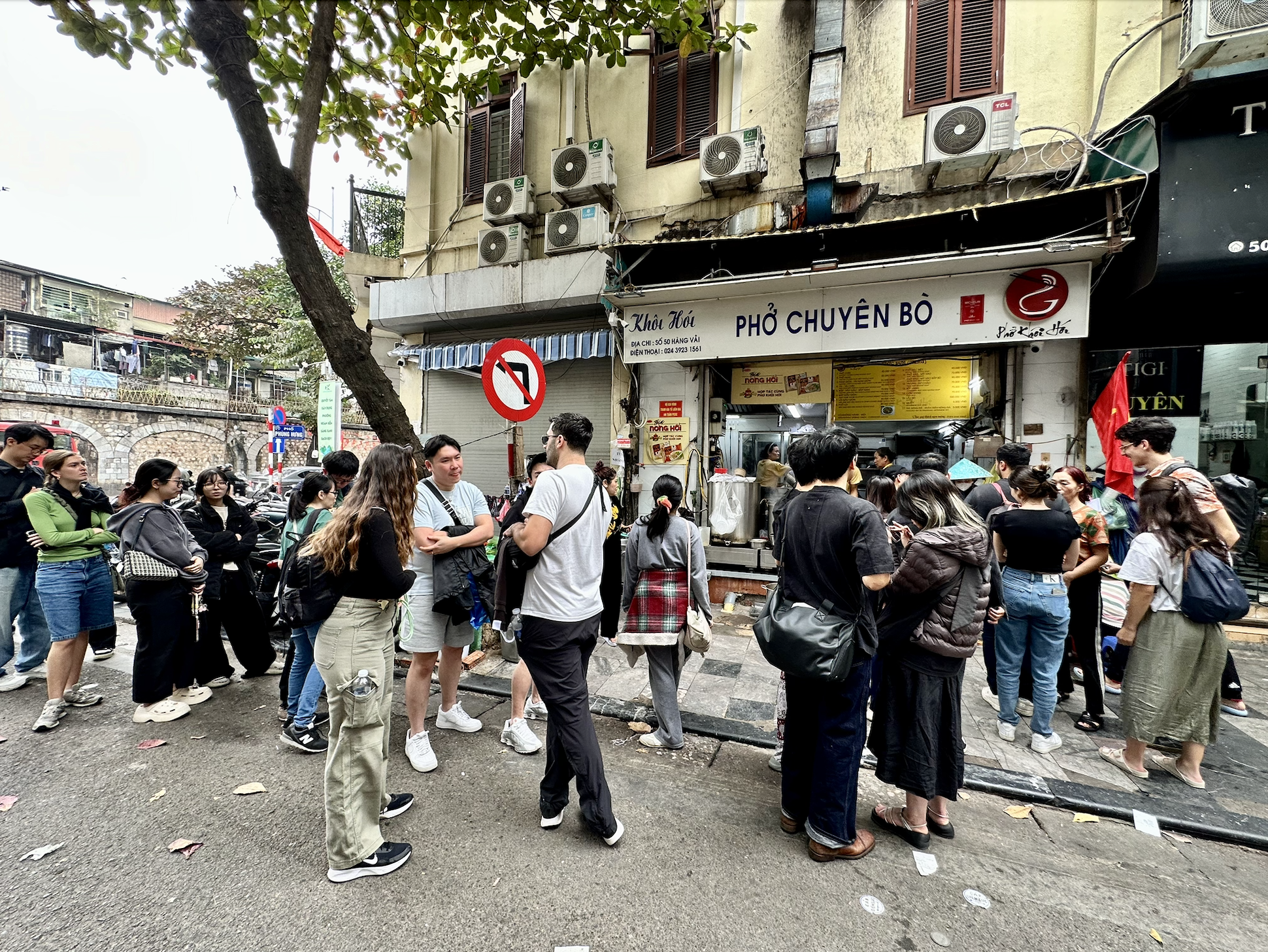 Đúng 1/1/2026, nhiều nơi tại trung tâm Hà Nội đông nghịt người xếp hàng, chuyện gì đây?- Ảnh 3. Đúng 1/1/2026, nhiều nơi tại trung tâm Hà Nội đông nghịt người xếp hàng, chuyện gì đây?- Ảnh 3.