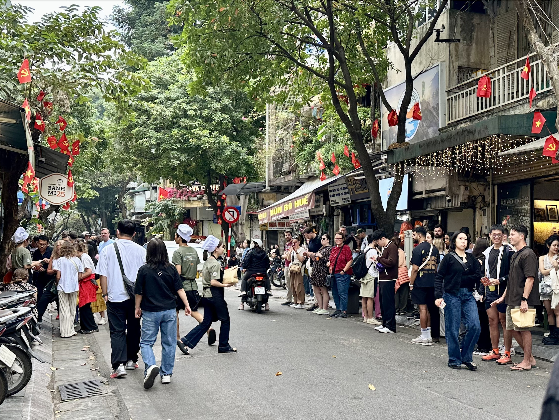 Đúng 1/1/2026, nhiều nơi tại trung tâm Hà Nội đông nghịt người xếp hàng, chuyện gì đây?- Ảnh 4. Đúng 1/1/2026, nhiều nơi tại trung tâm Hà Nội đông nghịt người xếp hàng, chuyện gì đây?- Ảnh 4.