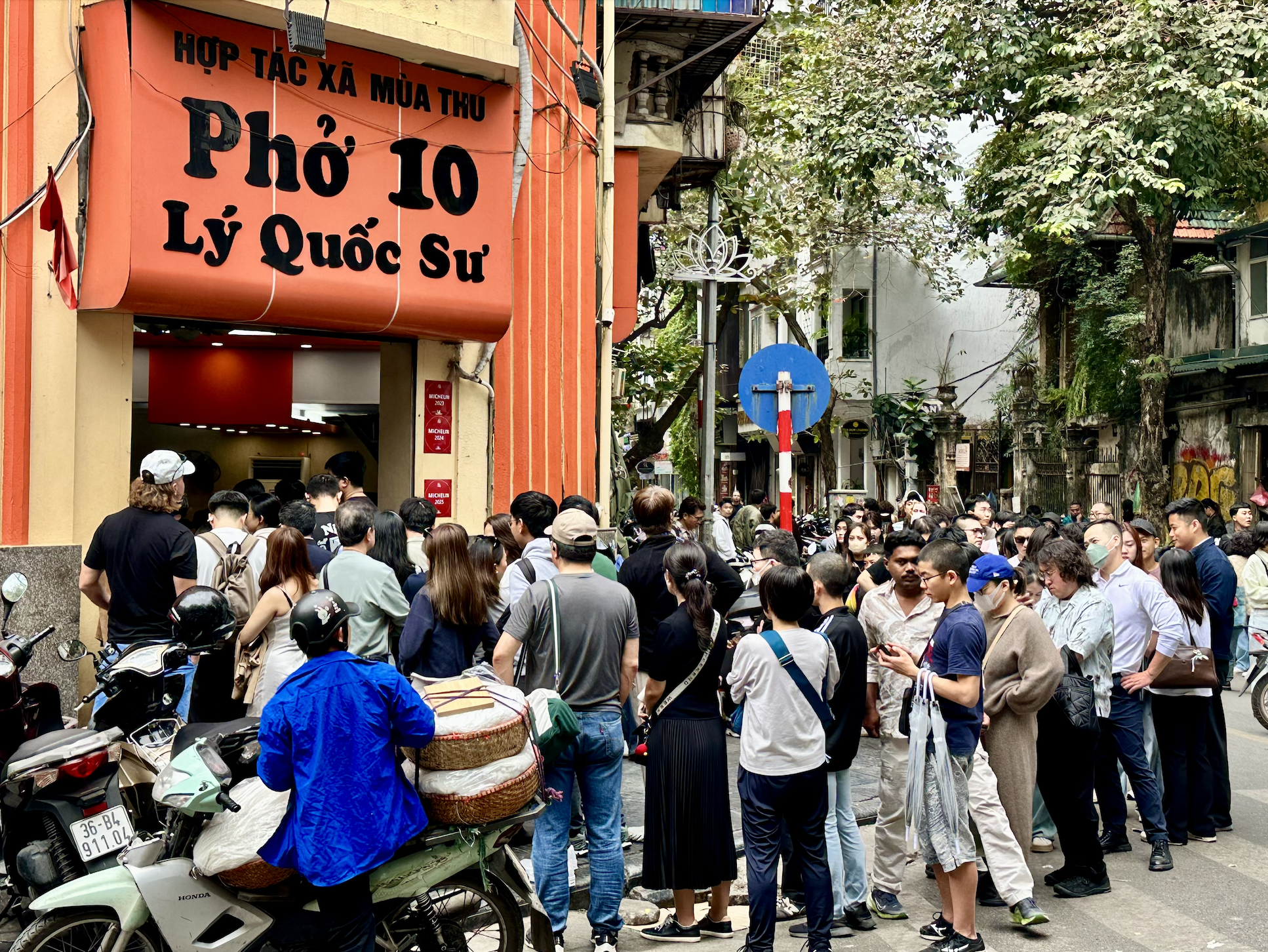 Đúng 1/1/2026, nhiều nơi tại trung tâm Hà Nội đông nghịt người xếp hàng, chuyện gì đây?- Ảnh 5. Đúng 1/1/2026, nhiều nơi tại trung tâm Hà Nội đông nghịt người xếp hàng, chuyện gì đây?- Ảnh 5.