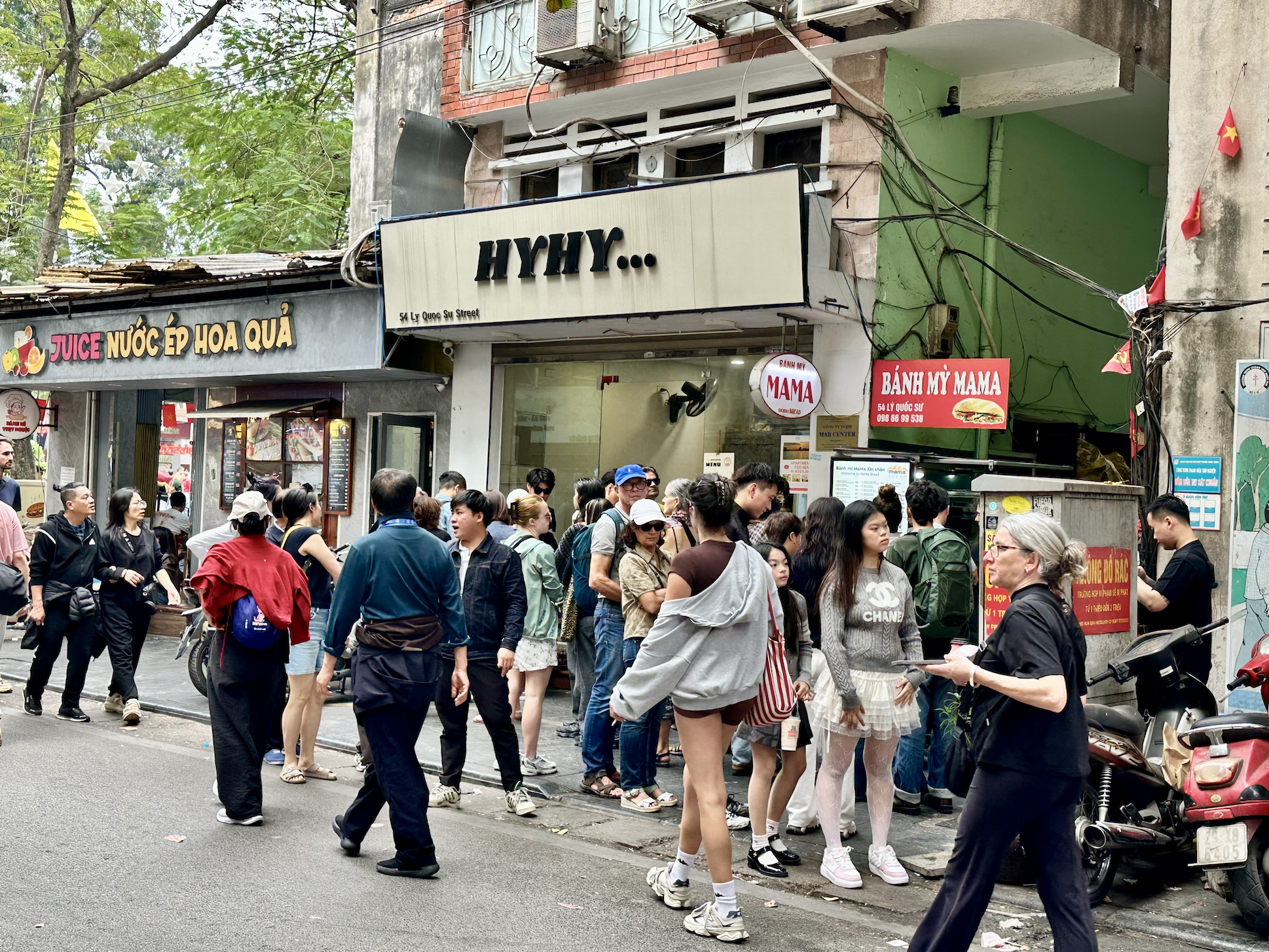 Đúng 1/1/2026, nhiều nơi tại trung tâm Hà Nội đông nghịt người xếp hàng, chuyện gì đây?- Ảnh 7. Đúng 1/1/2026, nhiều nơi tại trung tâm Hà Nội đông nghịt người xếp hàng, chuyện gì đây?- Ảnh 7.