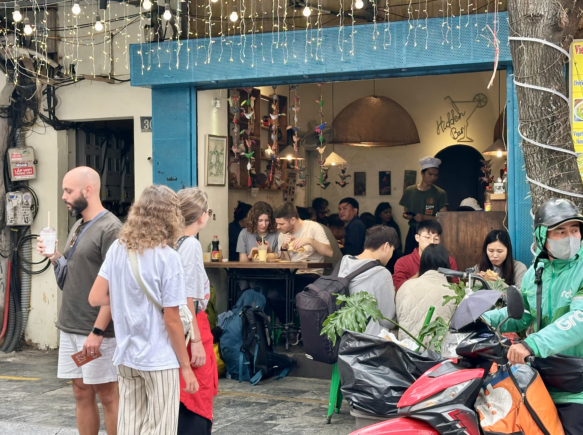 Đúng 1/1/2026, nhiều nơi tại trung tâm Hà Nội đông nghịt người xếp hàng, chuyện gì đây?- Ảnh 10. Đúng 1/1/2026, nhiều nơi tại trung tâm Hà Nội đông nghịt người xếp hàng, chuyện gì đây?- Ảnh 10.