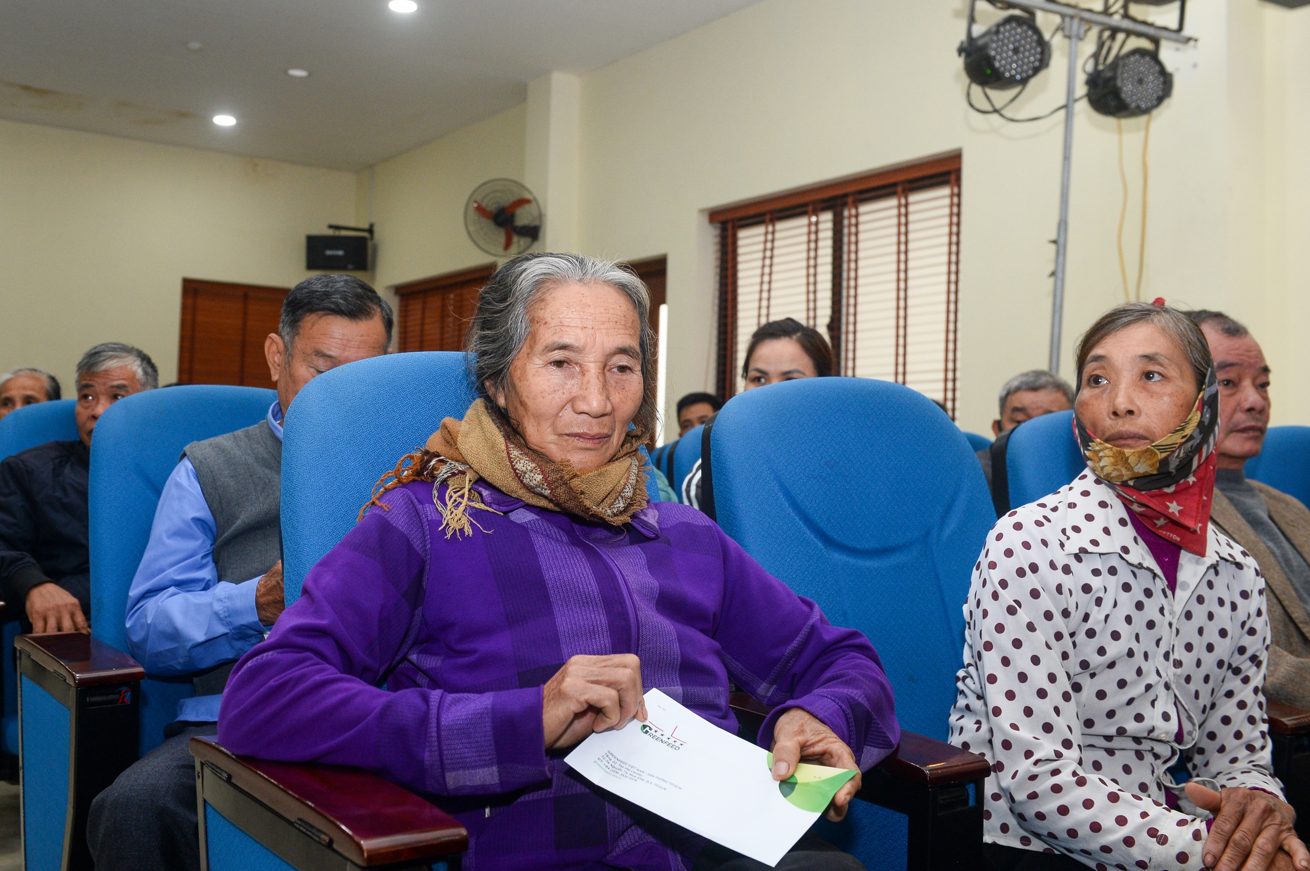 Hành trình từ Bắc vào Trung tiếp sức người dân trồng lại luống rau, mua lại con giống - Ảnh 3. Hành trình từ Bắc vào Trung tiếp sức người dân trồng lại luống rau, mua lại con giống - Ảnh 3.