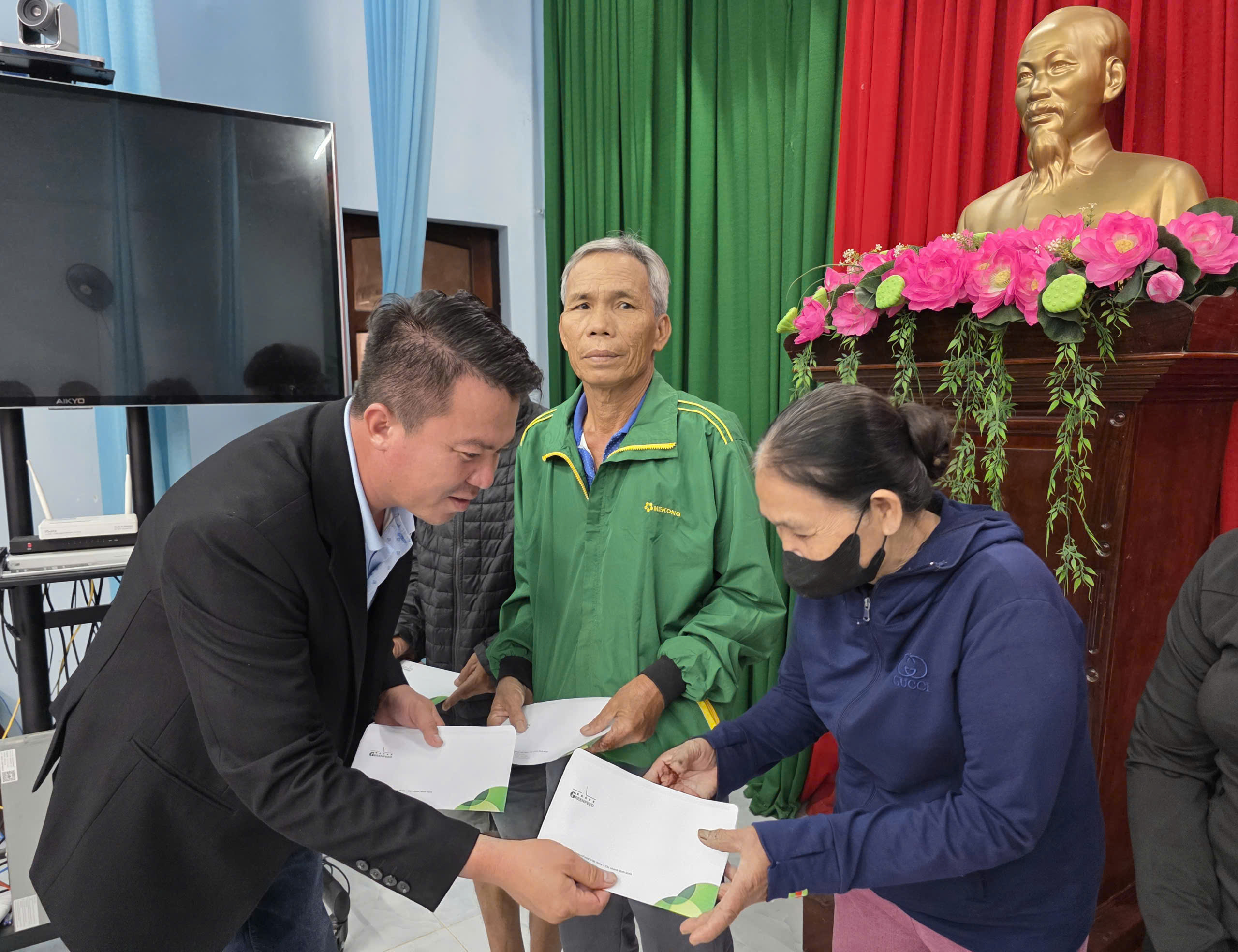 Hành trình từ Bắc vào Trung tiếp sức người dân trồng lại luống rau, mua lại con giống 5 Hành trình từ Bắc vào Trung tiếp sức người dân trồng lại luống rau, mua lại con giống - Ảnh 7.