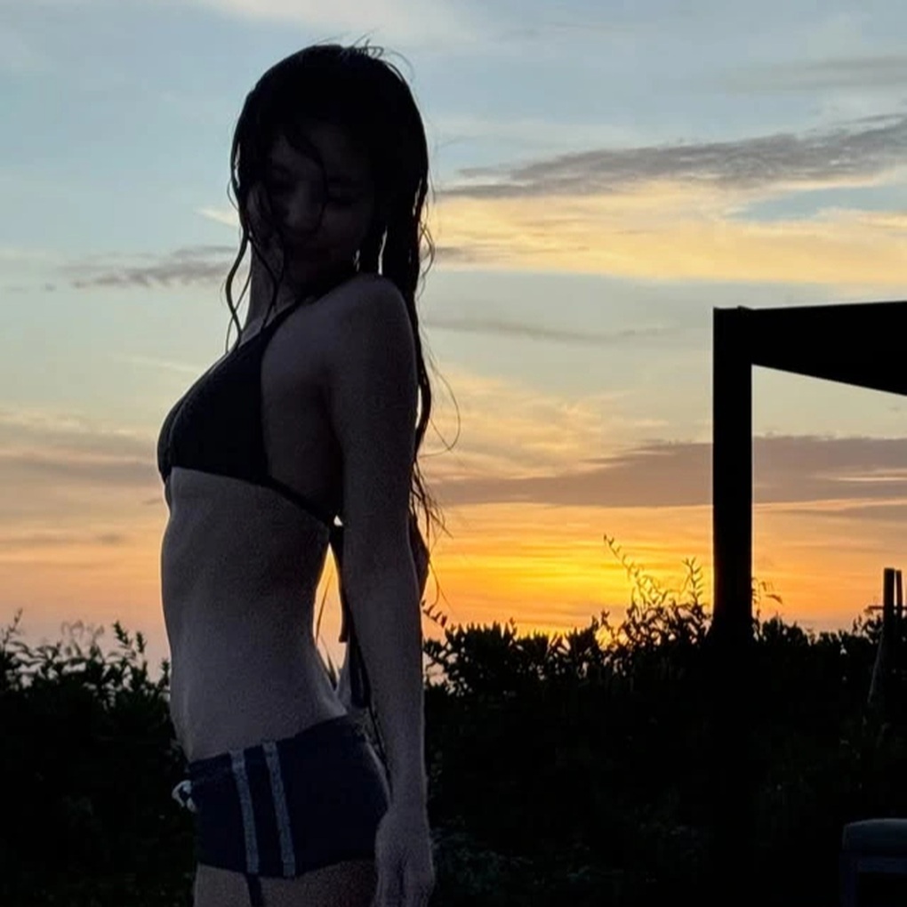 Jennie đón năm mới với loạt ảnh gợi cảm gây sốt mạng xã hội - 2