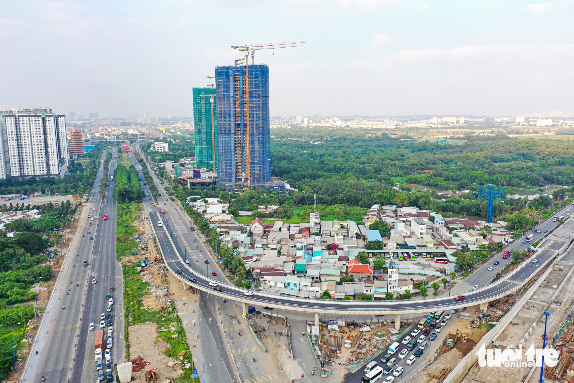 Diện mạo cầu vượt đầu tiên ở nút giao An Phú vừa thông xe - Ảnh 7.