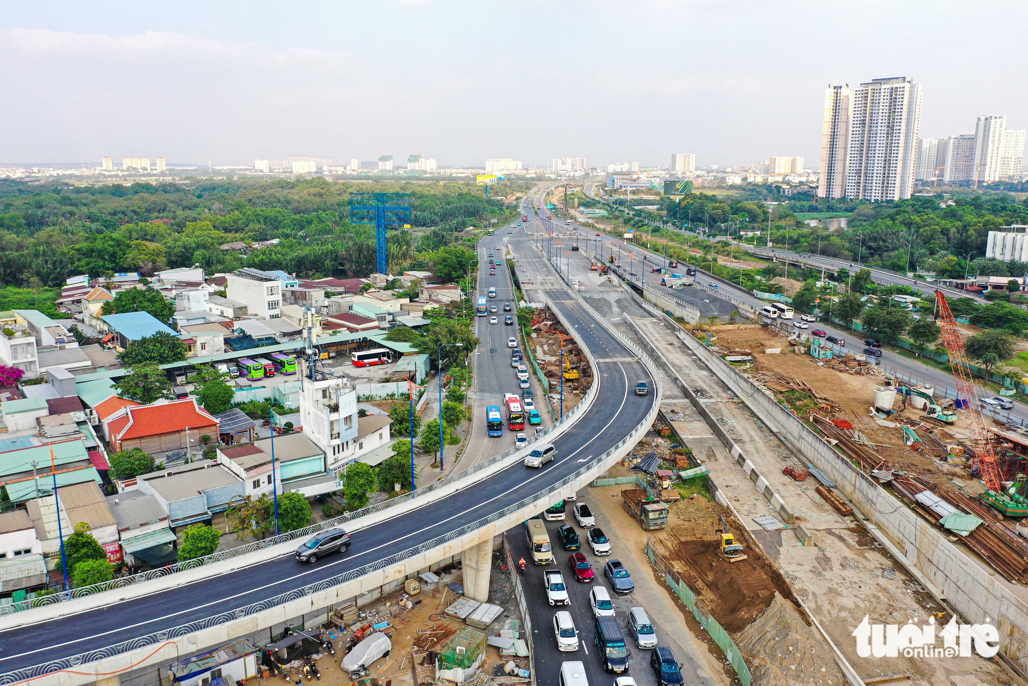 Diện mạo cầu vượt đầu tiên ở nút giao An Phú vừa thông xe - Ảnh 8.