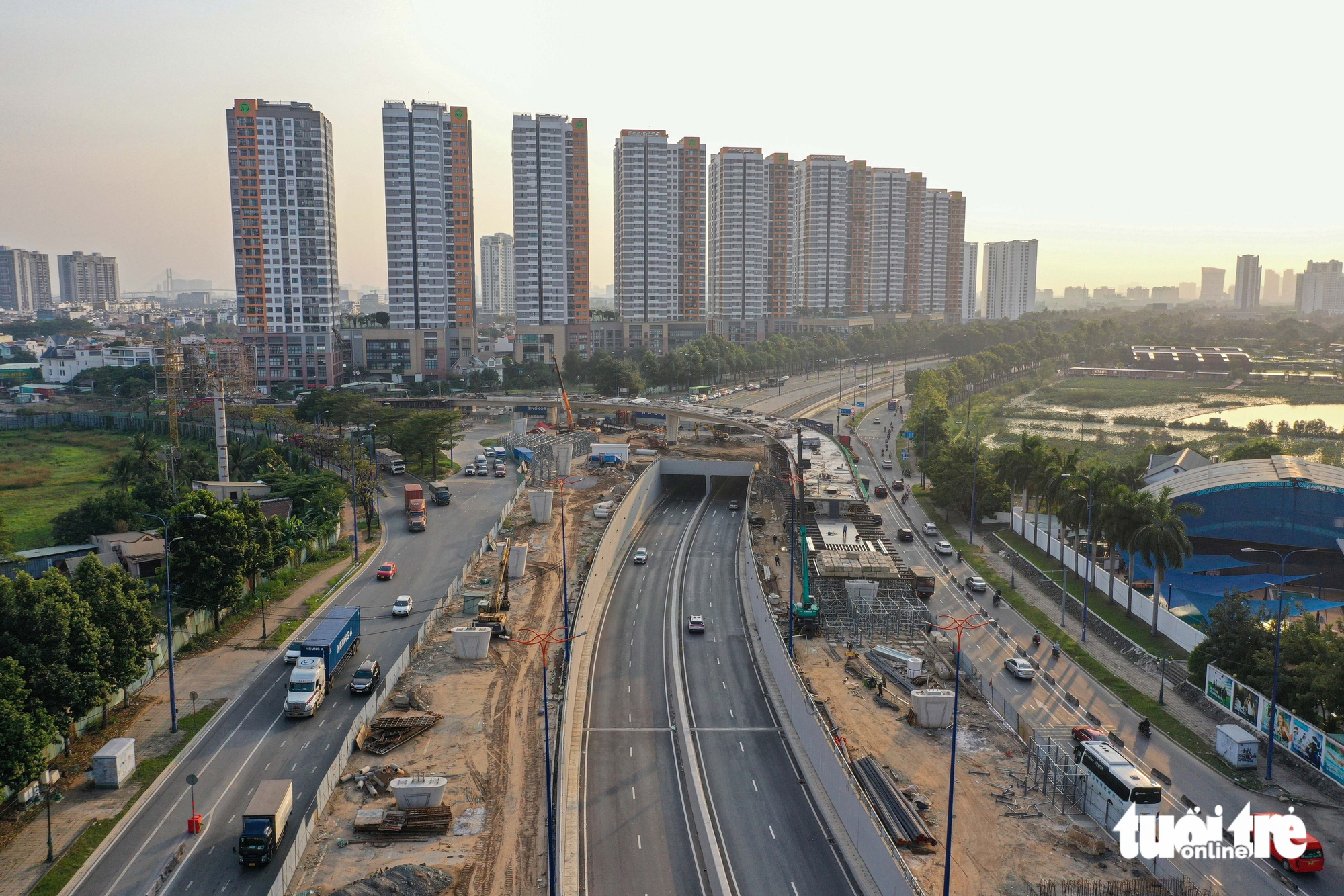 Diện mạo cầu vượt đầu tiên ở nút giao An Phú vừa thông xe - Ảnh 11.