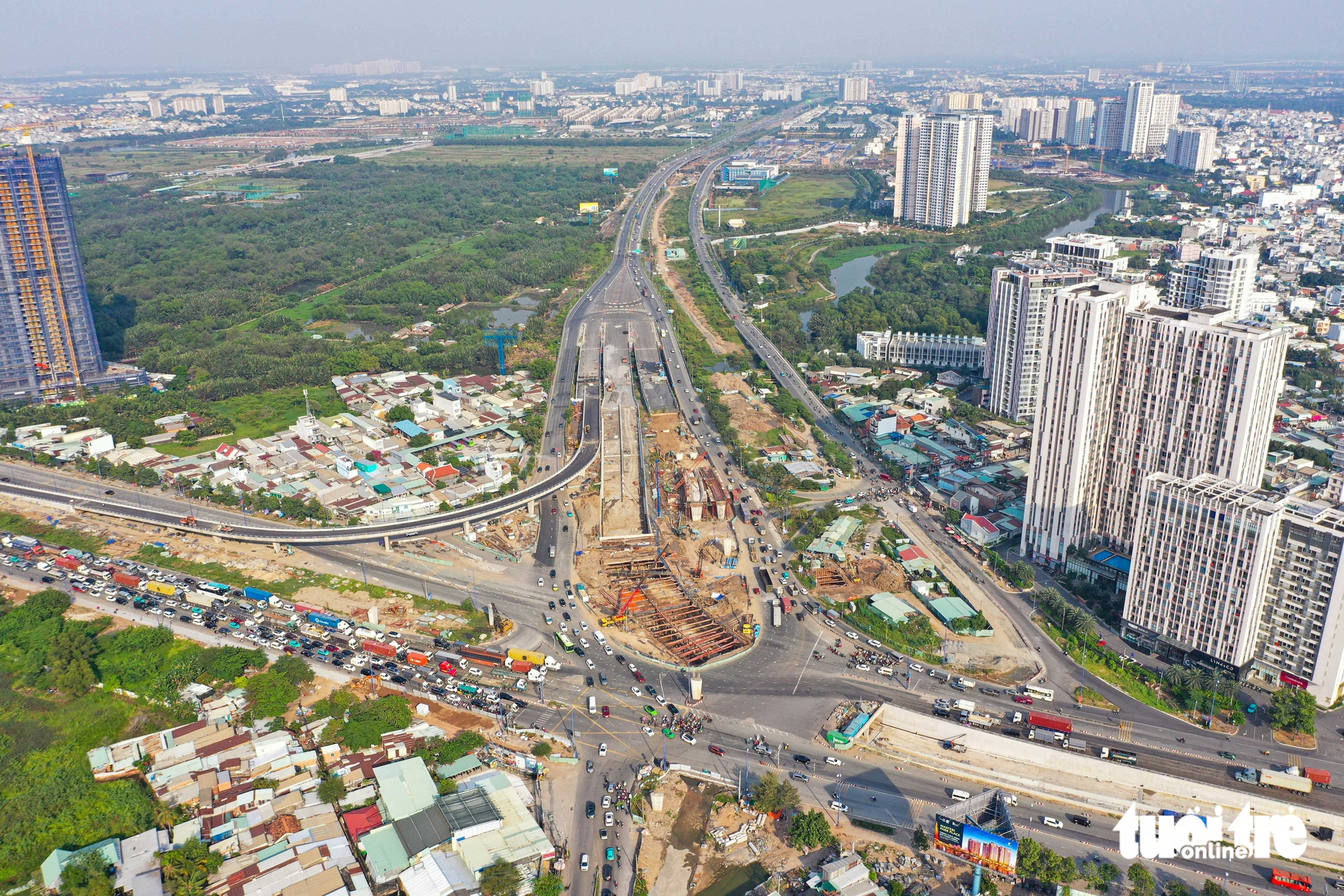 Diện mạo cầu vượt đầu tiên ở nút giao An Phú vừa thông xe - Ảnh 12.