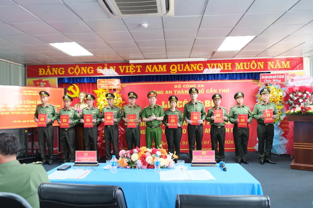 Đại tá Trần Hoàng Độ trao quyết định tiếp nhận và phong cấp bậc hàm cho lực lượng an ninh hàng không được tuyển vào Công an nhân dân an ninh hàng không,công an tp cần thơ