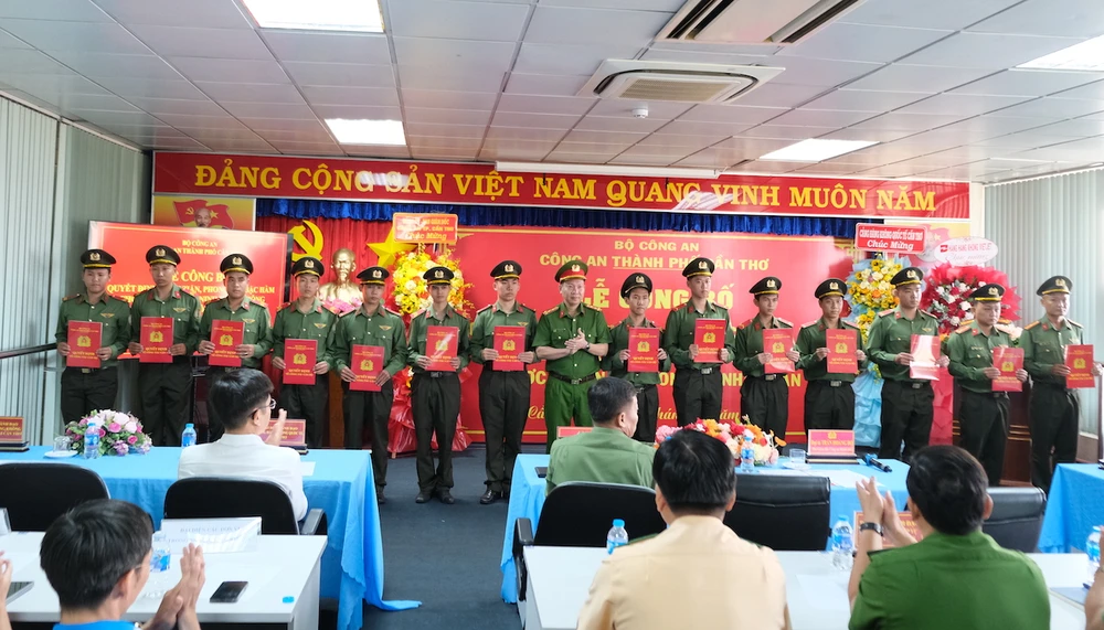 Đại tá Trần Hoàng Độ trao quyết định điều động các cán bộ chiến sĩ thuộc Phòng Cảnh sát Cơ động tăng cường cho cho lực lượng an ninh hàng không thuộc Phòng Quản lý xuất nhập cảnh an ninh hàng không,công an tp cần thơ