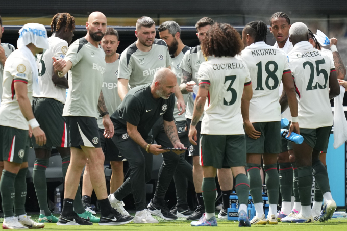 HLV Enzo Maresca (áo đen) chỉ dẫn các cầu thủ Chelsea trong trận thắng Fluminense 2-0 ở bán kết FIFA Club World Cup 2025 trên sân MetLife, New Jersey, Mỹ ngày 8/7. Ảnh: AFP