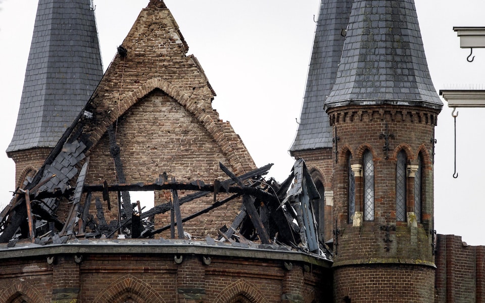 Bàng hoàng cảnh lửa nuốt trọn nhà thờ cổ 153 năm tuổi tại Amsterdam đêm Giao thừa, tháp cao 50m đổ sập- Ảnh 5. Bàng hoàng cảnh lửa nuốt trọn nhà thờ cổ 153 năm tuổi tại Amsterdam đêm Giao thừa, tháp cao 50m đổ sập- Ảnh 5.