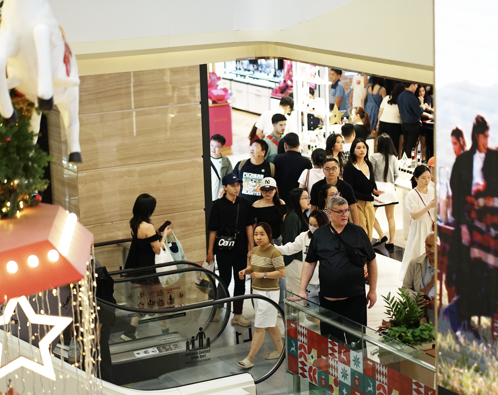 Choáng váng trước biển người đặc kịt tại TTTM ngày 1/1, muốn ăn uống phải đợi chờ gần cả tiếng- Ảnh 2.
