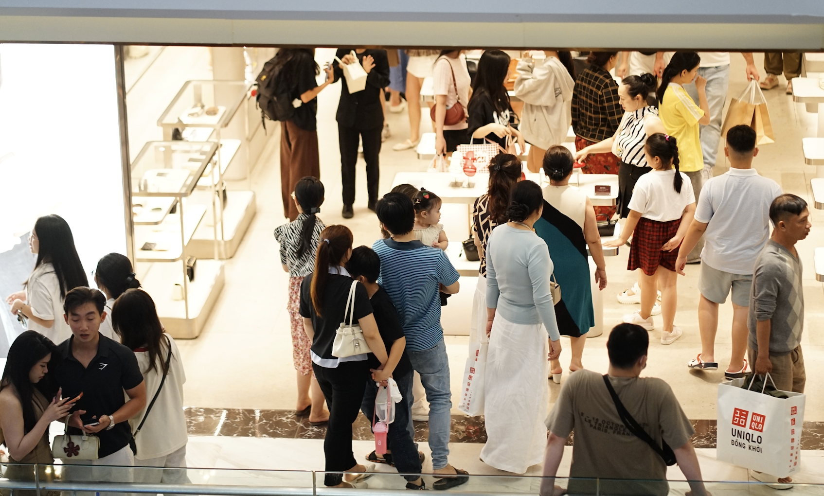 Choáng váng trước biển người đặc kịt tại TTTM ngày 1/1, muốn ăn uống phải đợi chờ gần cả tiếng- Ảnh 3.