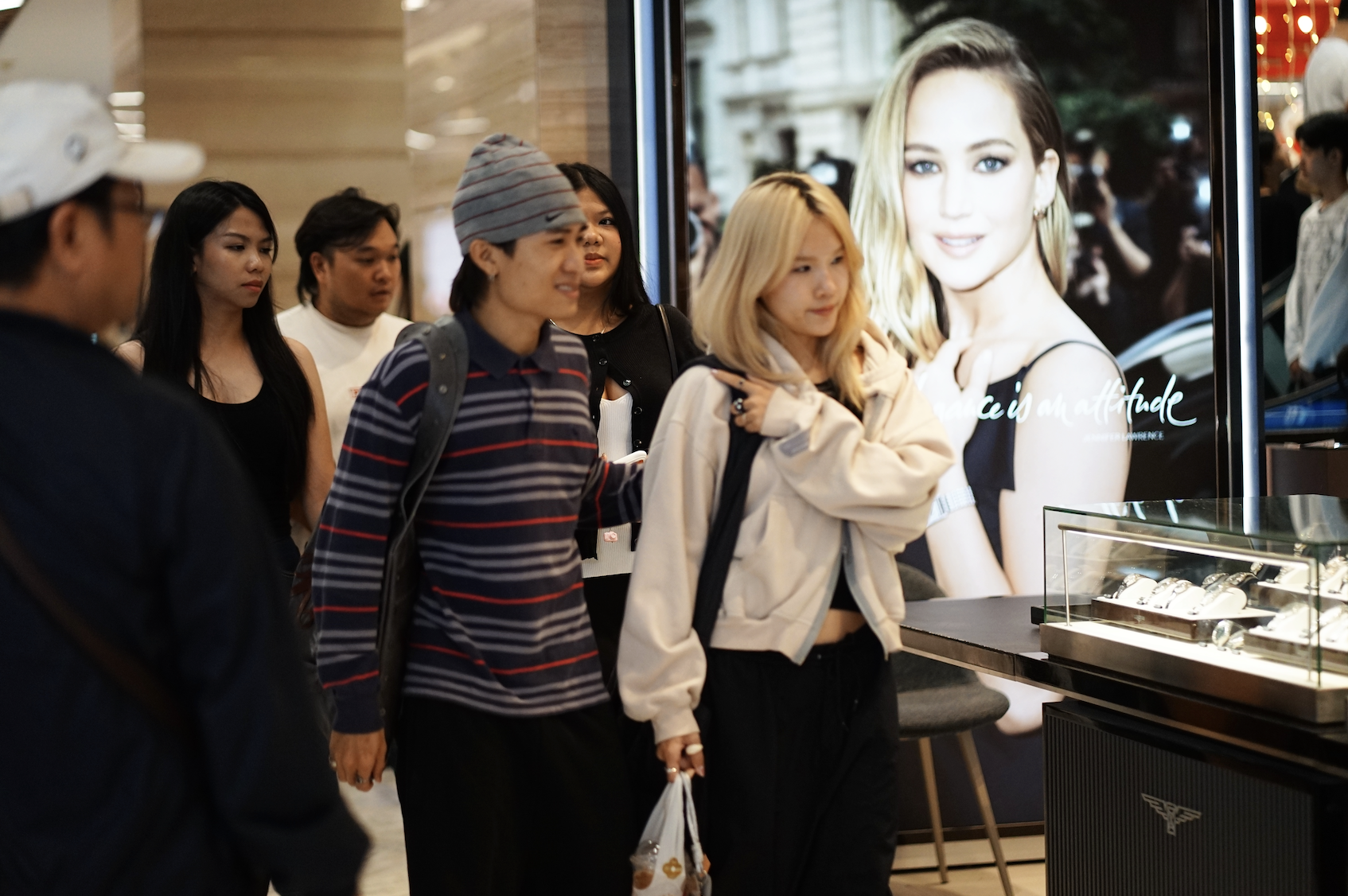 Choáng váng trước biển người đặc kịt tại TTTM ngày 1/1, muốn ăn uống phải đợi chờ gần cả tiếng- Ảnh 4.