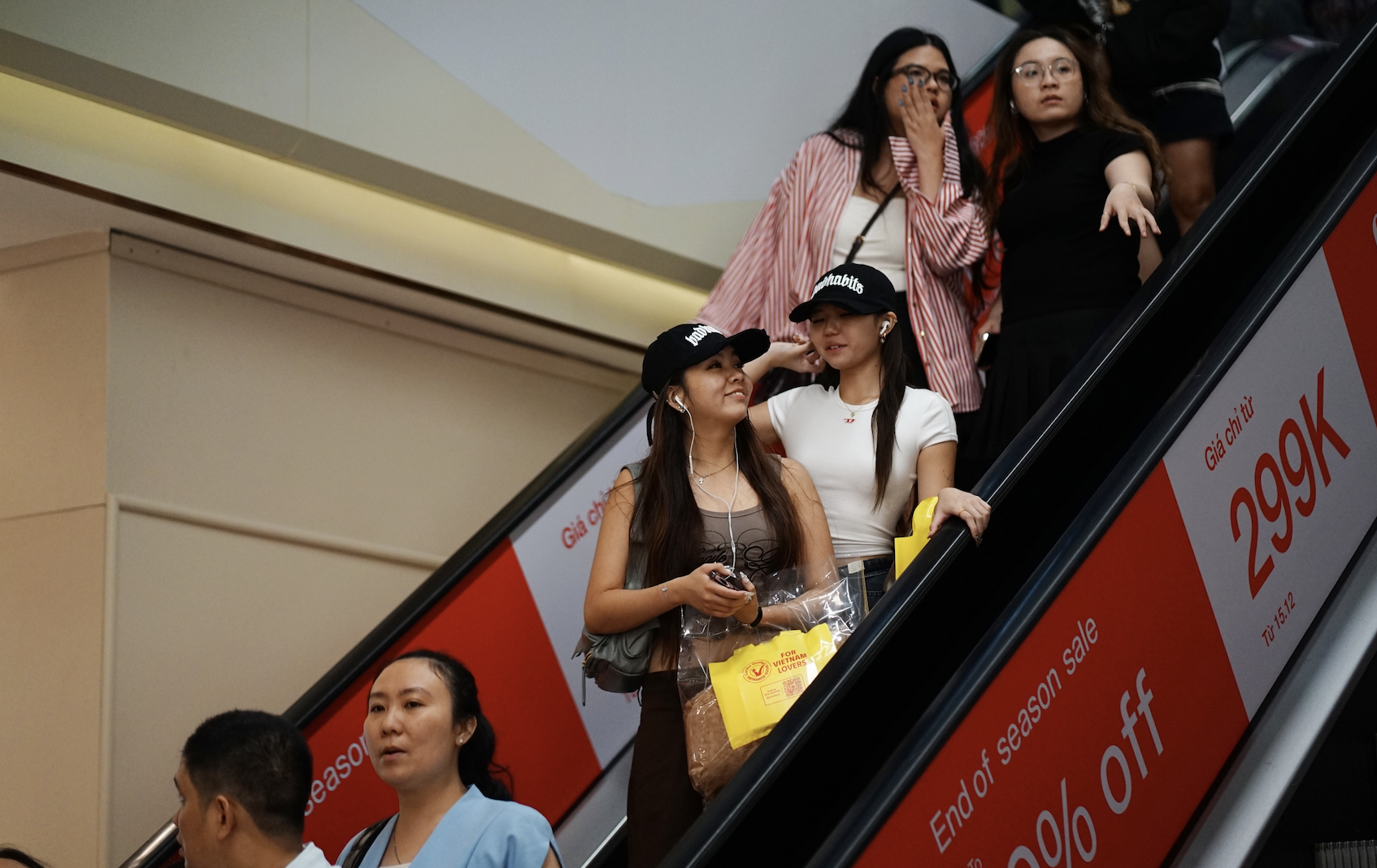 Choáng váng trước biển người đặc kịt tại TTTM ngày 1/1, muốn ăn uống phải đợi chờ gần cả tiếng- Ảnh 8.