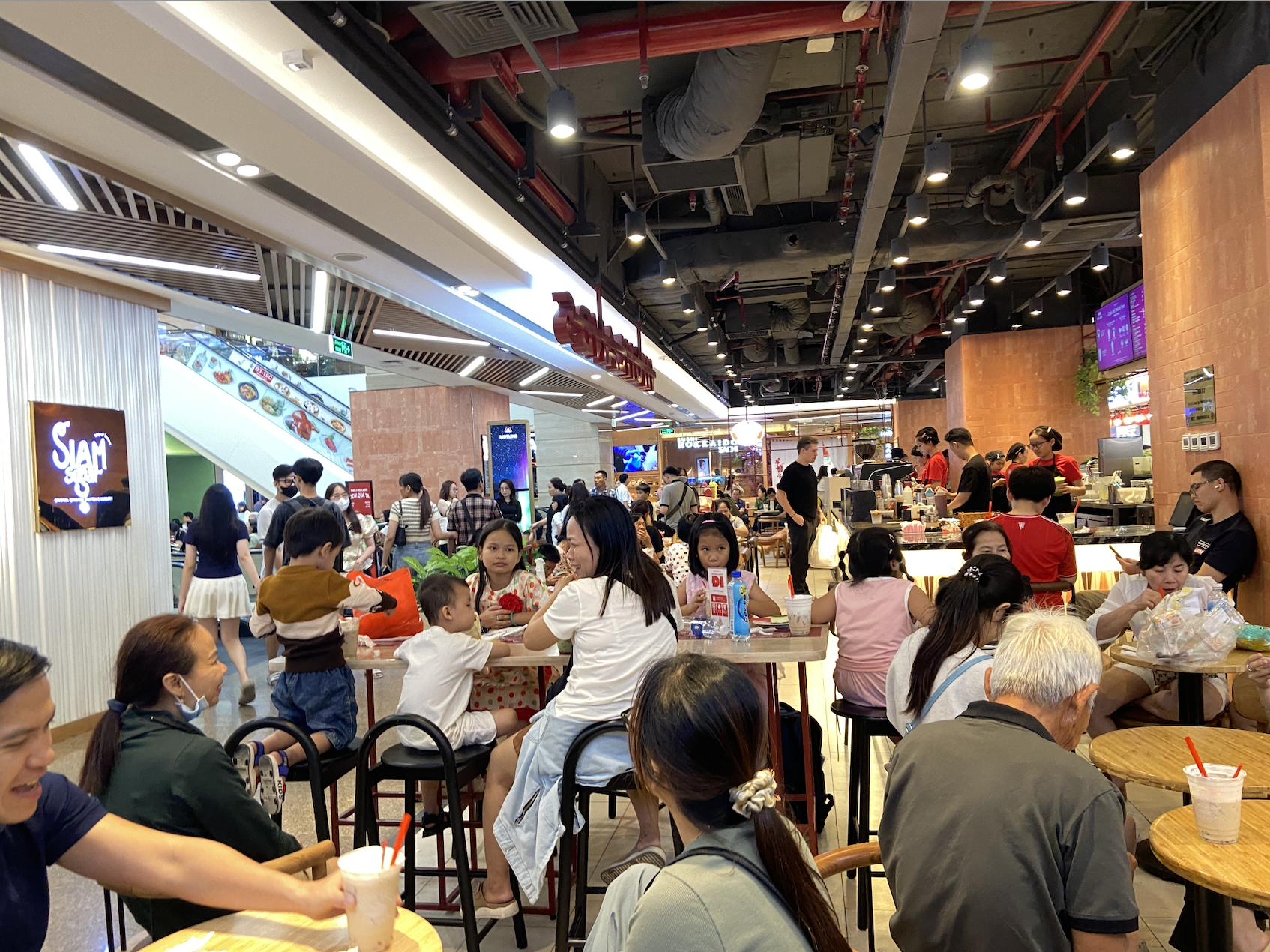 Choáng váng trước biển người đặc kịt tại TTTM ngày 1/1, muốn ăn uống phải đợi chờ gần cả tiếng- Ảnh 9.