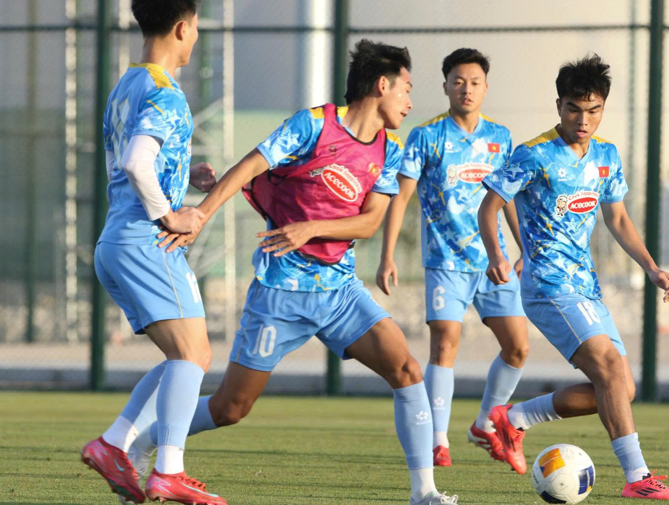 U.23 Việt Nam tập mở màn năm 2026 căng như đấu thật: Vẫn chưa biết ai bị loại, có thể là…- Ảnh 8.