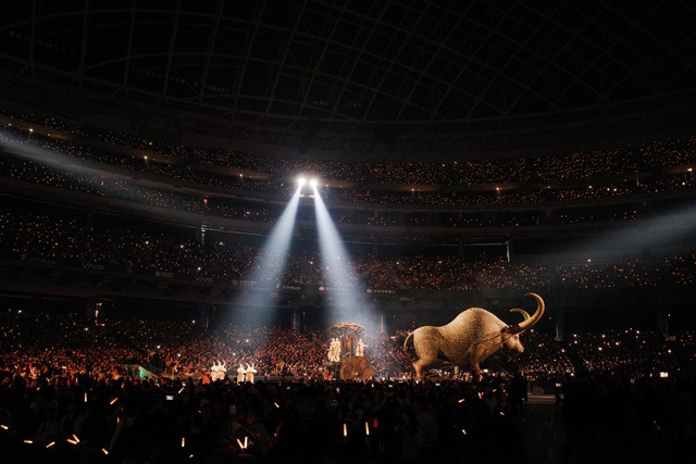 Mỹ nhân vung 760 tỷ cưỡi trăn 30m, 20 sinh vật chạy khắp SVĐ khiến 120.000 người “bị hạ gục”- Ảnh 11.