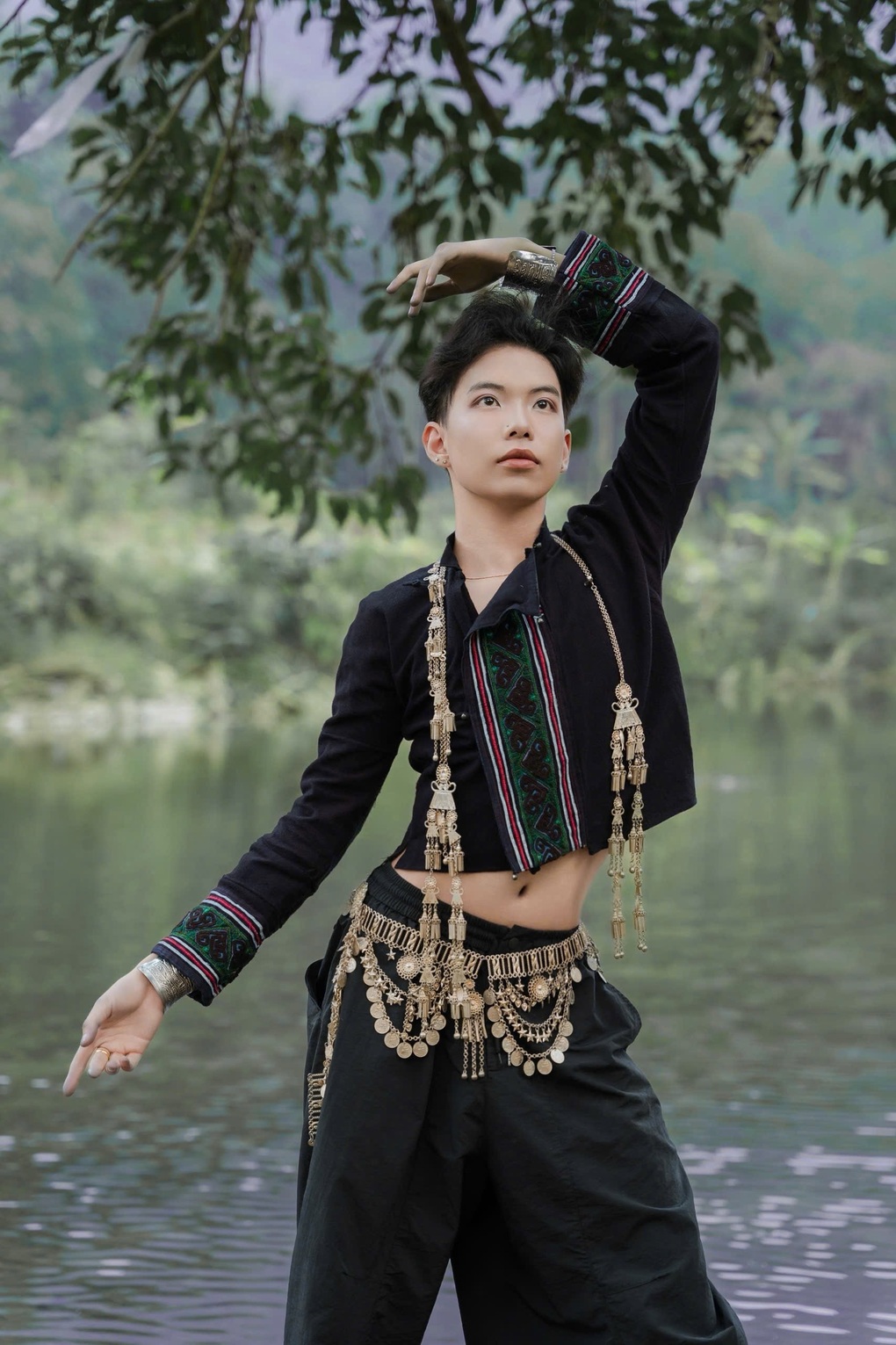 Nam sinh người Nùng được vinh danh vì giỏi múa - 3