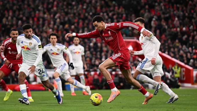 Ekitike (đỏ) đi bóng trong sự truy cản của các hậu vệ Leeds. Ảnh: Reuters