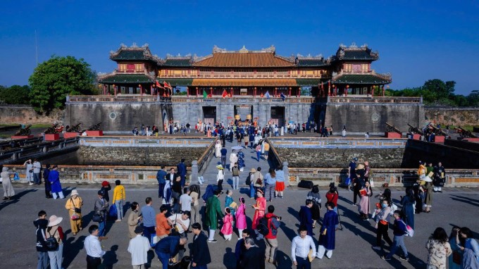 Khách đến tham quan, chụp ảnh Ngọ Môn sáng 1/1. Ảnh: Trung tâm bảo tồn di tích cố đô Huế