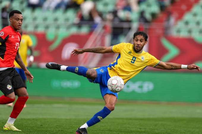 Pierre-Emerick Aubameyang ngả người dứt điểm trong trận gặp Mozambique ngày 28/12/2025. Ảnh: AFP