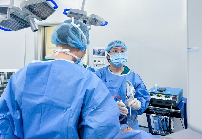 Bác sĩ Hằng (phải) phẫu thuật nội soi mũi xoang cho bà Lan. Ảnh: Bệnh viện Đa khoa Tâm Anh