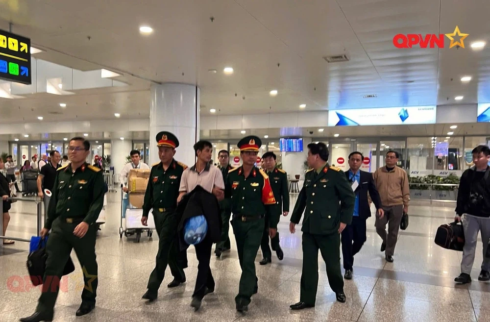 Cục Điều tra hình sự Bộ Quốc phòng áp giải Nhâm Văn Tuấn về nơi giam. Ảnh: QPVN 1000006051.jpg