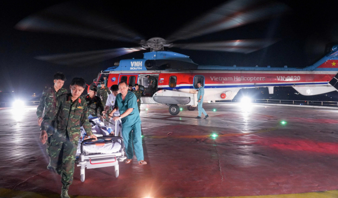 Bệnh nhân được di chuyển từ sân đỗ trực thăng trên nóc bệnh viện xuống khoa cấp cứu. Ảnh: Bệnh viện cung cấp