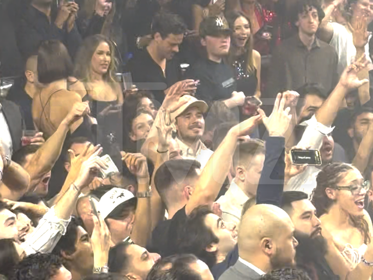 "Tóm dính" vợ chồng con cả nhà Beckham quẩy hết nấc ở hộp đêm giữa lúc phớt lờ lời yêu từ bố 2 1767322071 298 Tom dinh vo chong con ca nha Beckham quay het