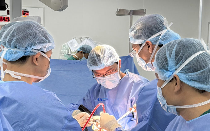 Bác sĩ Thành (giữa) thay khớp háng cho người bệnh cao tuổi. Ảnh minh họa: Bệnh viện Đa khoa Tâm Anh