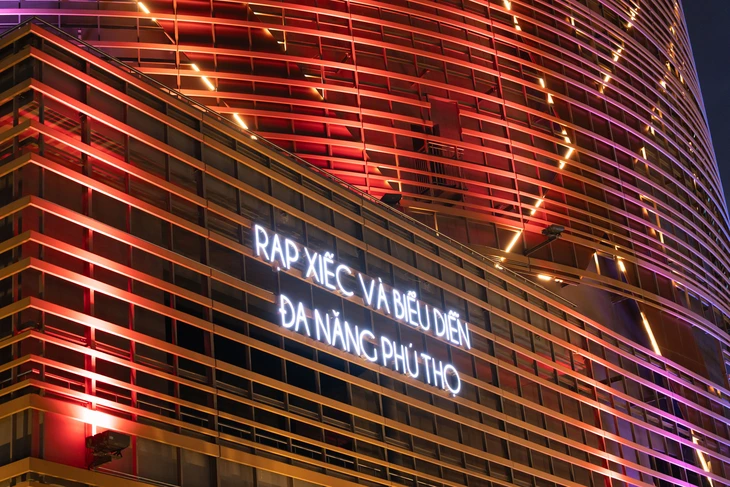 Rạp xiếc và biểu diễn đa năng Phú Thọ sáng đèn về đêm, tạo diện mạo mới cho khu vực - Ảnh 3.