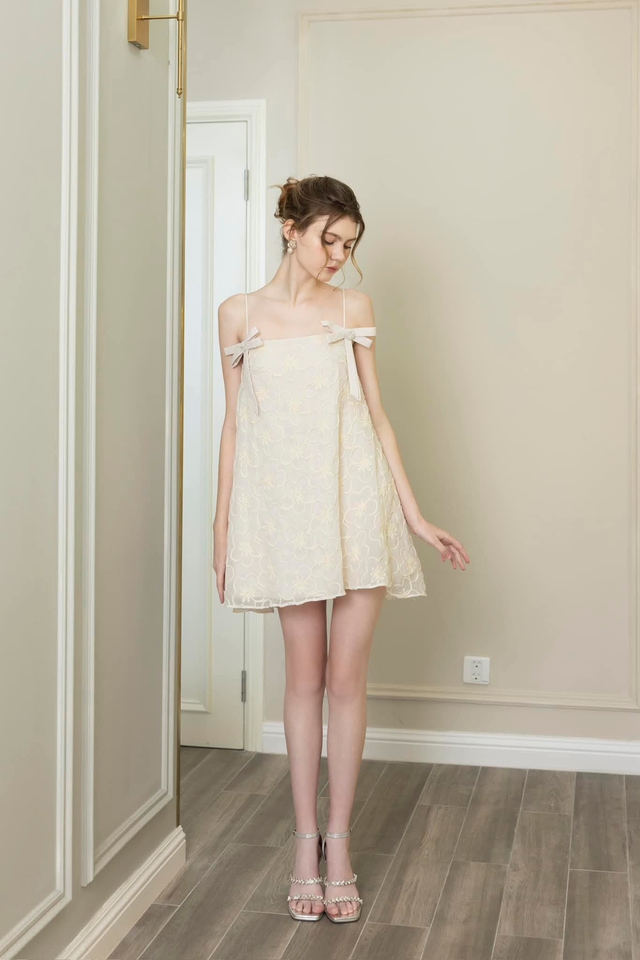 Váy babydoll trắng, ‘khoảng lặng’ ngọt ngào cho những nàng thơ yêu sự tối giản- Ảnh 7.