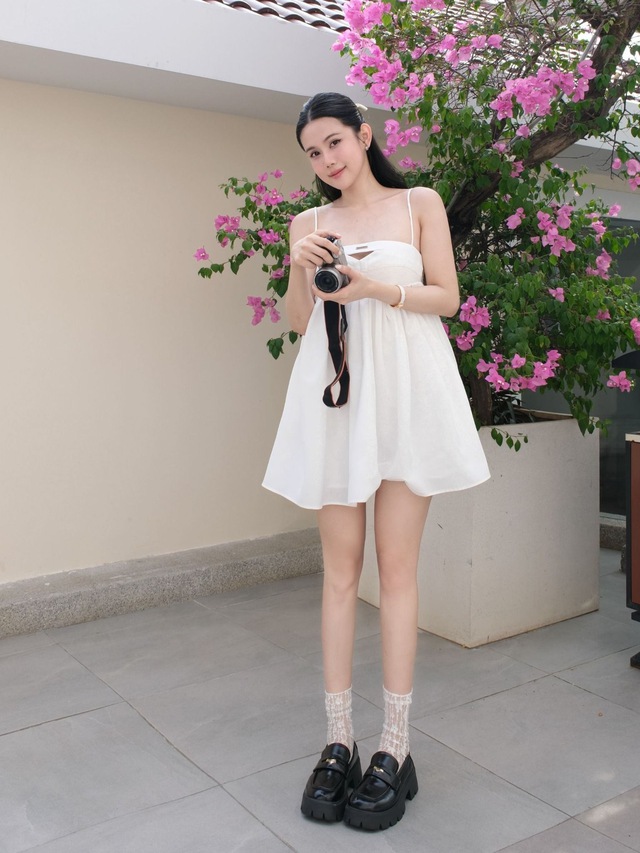 Váy babydoll trắng, ‘khoảng lặng’ ngọt ngào cho những nàng thơ yêu sự tối giản- Ảnh 8.