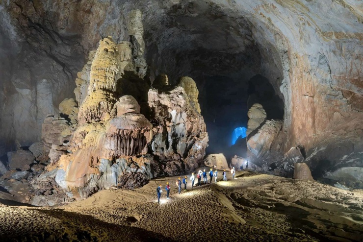 Muốn vào Sơn Đoòng phải đợi... 2 năm: Tour du lịch khó mua nhất Việt Nam 3 hang Sơn Đoòng chính thức được Tổ chức Kỷ lục Thế giới Guinness ghi nhận là hang động tự nhiên lớn nhất thế giới vào năm 2013. Ảnh: Oxalis Adventure