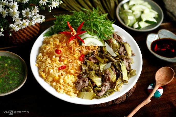 Cơm rang cũng có thể trộn với trứng trước khi chế biến để hạn chế dính, bết. Ảnh: Bùi Thủy