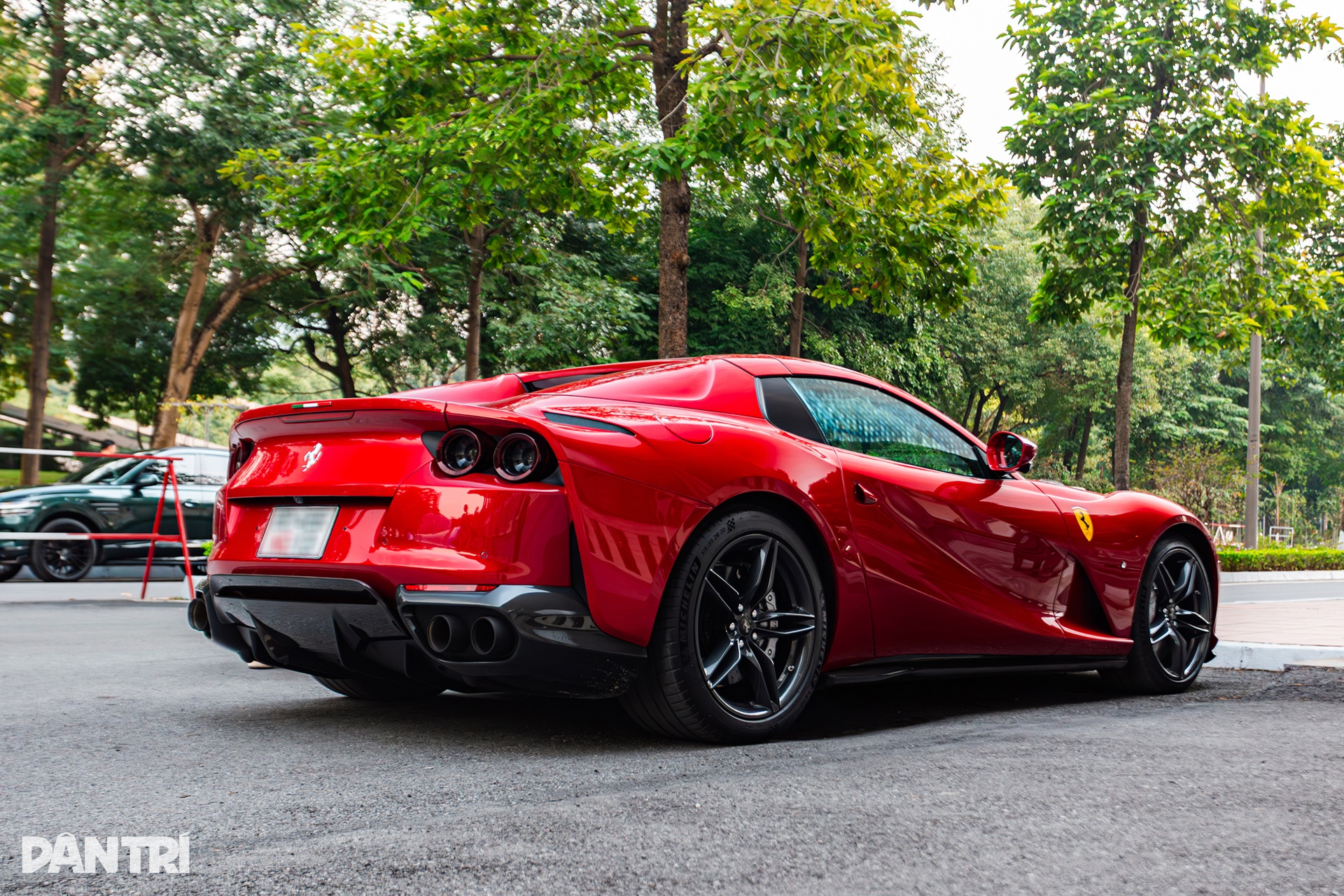 Siêu xe Ferrari 812 mui trần rao bán giá 25 tỷ, màu sơn bằng tiền mua VF 5 - 2