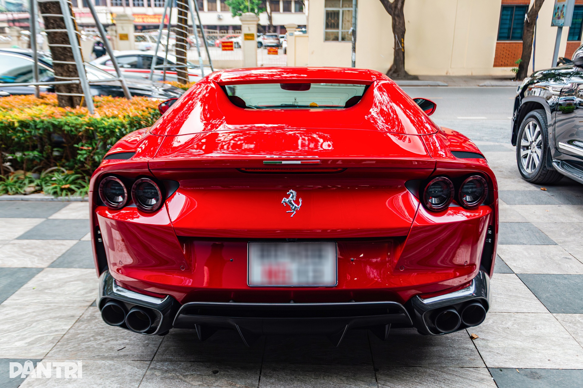 Siêu xe Ferrari 812 mui trần rao bán giá 25 tỷ, màu sơn bằng tiền mua VF 5 - 7