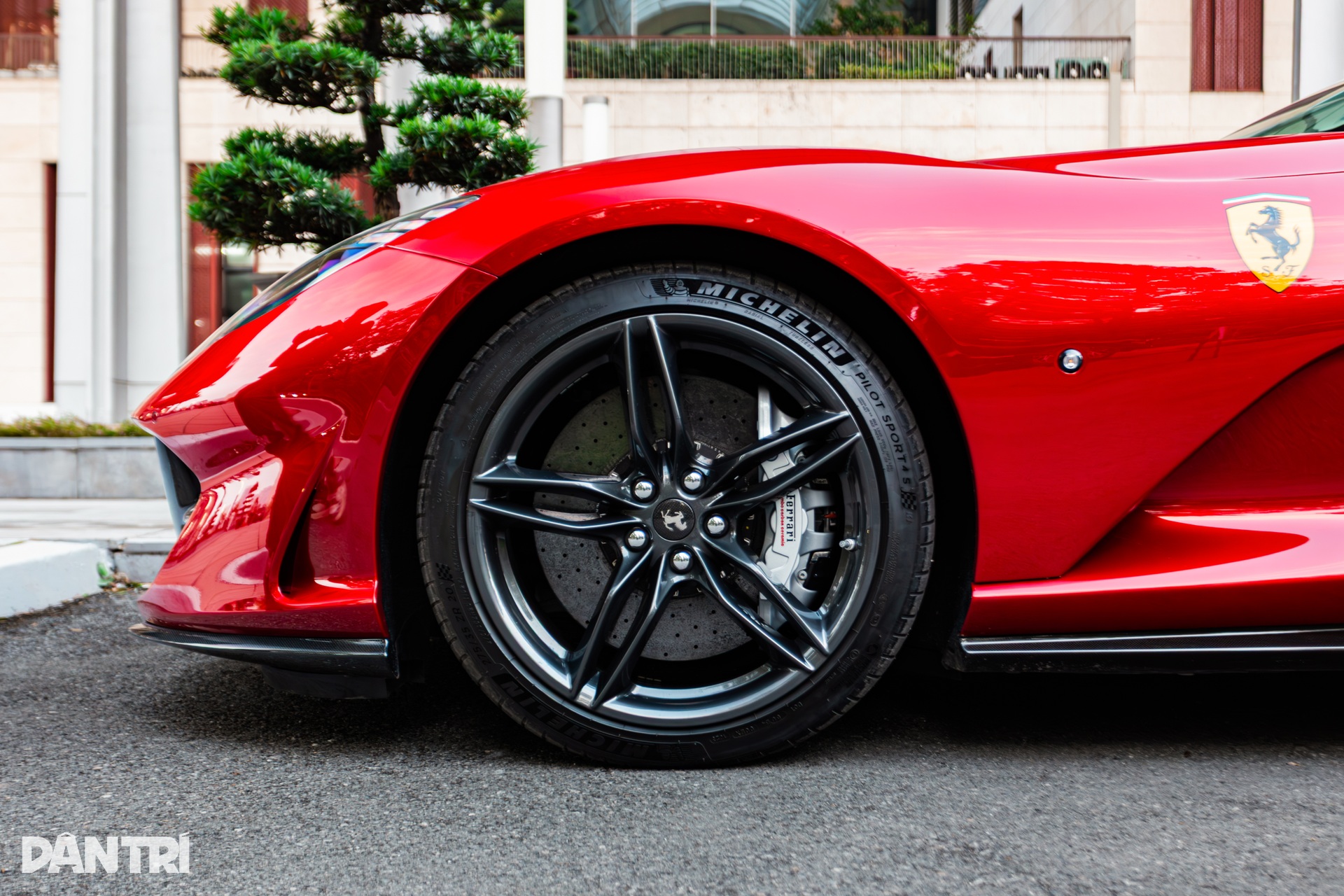 Siêu xe Ferrari 812 mui trần rao bán giá 25 tỷ, màu sơn bằng tiền mua VF 5 - 10