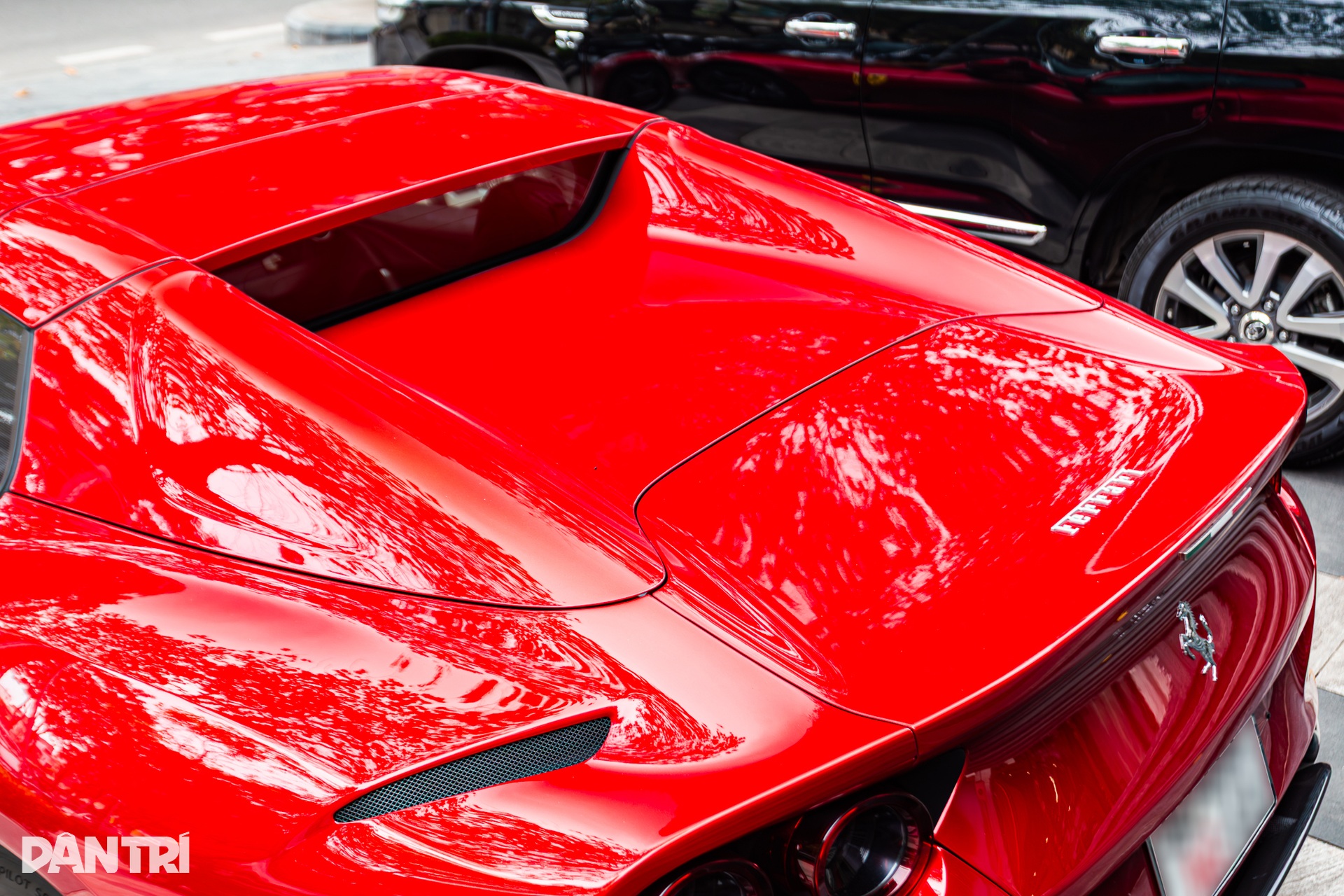 Siêu xe Ferrari 812 mui trần rao bán giá 25 tỷ, màu sơn bằng tiền mua VF 5 - 12