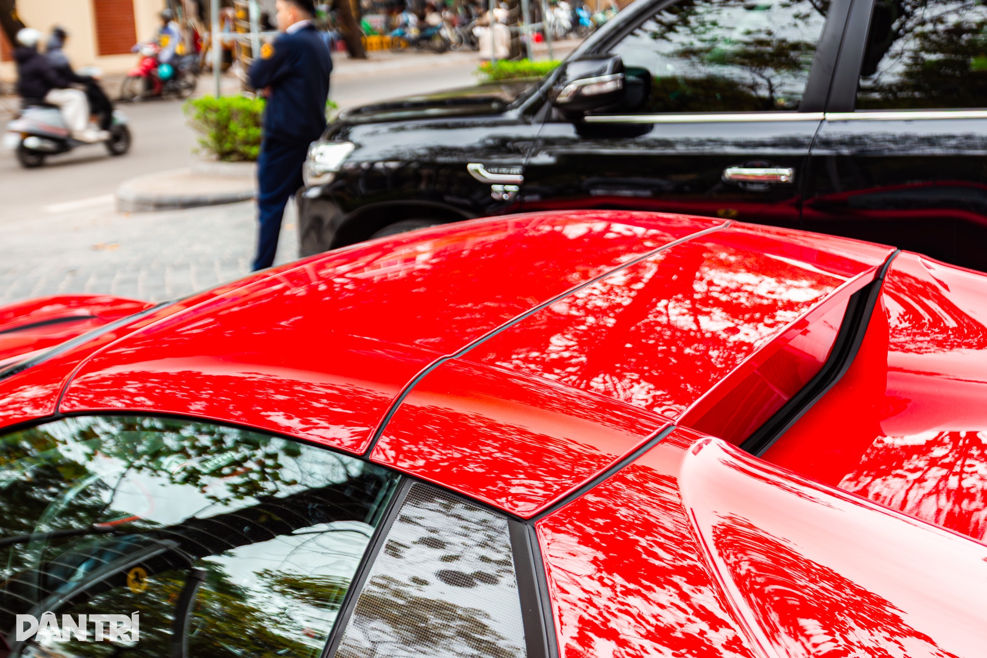 Siêu xe Ferrari 812 mui trần rao bán giá 25 tỷ, màu sơn bằng tiền mua VF 5 - 13