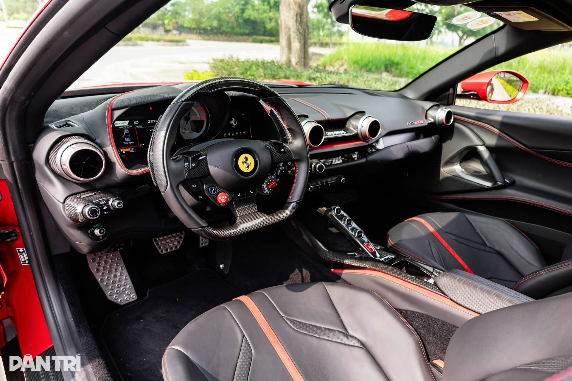 Siêu xe Ferrari 812 mui trần rao bán giá 25 tỷ, màu sơn bằng tiền mua VF 5 - 14