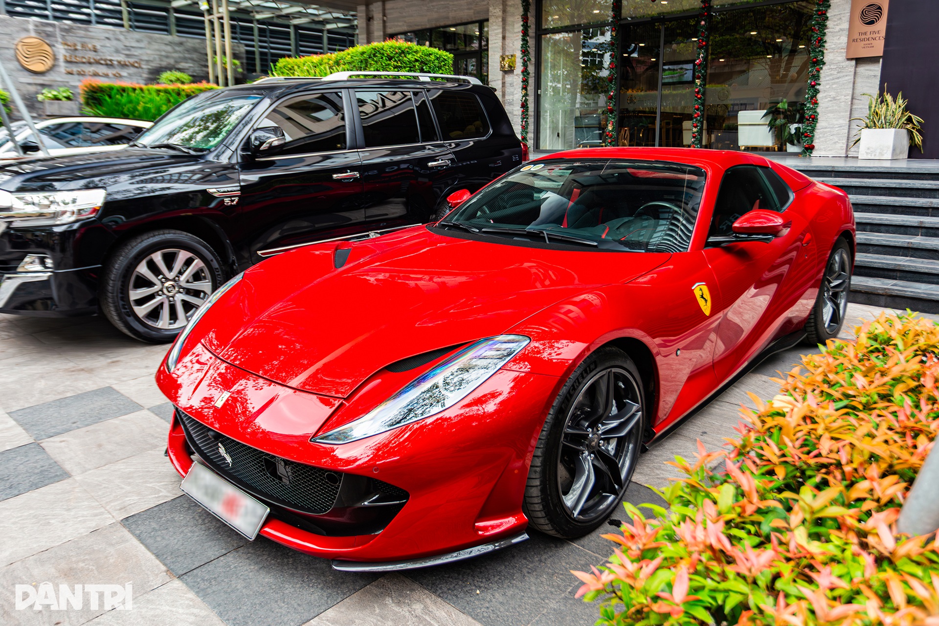 Siêu xe Ferrari 812 mui trần rao bán giá 25 tỷ, màu sơn bằng tiền mua VF 5 - 18