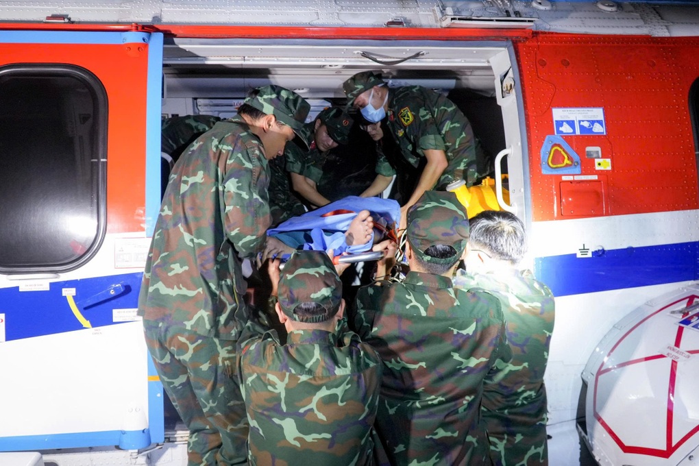 Trực thăng xuyên đêm vượt biển giải cứu ngư dân lâm nguy ngày đầu năm 2026 - 2