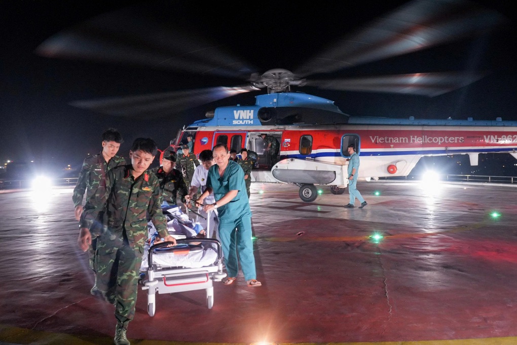 Trực thăng xuyên đêm vượt biển giải cứu ngư dân lâm nguy ngày đầu năm 2026 - 3