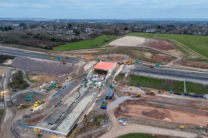 Làm đường cao tốc theo cách không ai ngờ: Cho hầm chui đúc sẵn trượt vào vị trí, 11 ngày là xong 2 cao tốc - Ảnh 2.