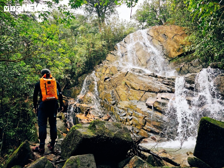 Chinh phục Voi Mẹp sẽ mở ra một cảnh sắc hùng vĩ từ trên cao, nơi vẻ đẹp nguyên sơ của núi rừng hòa quyện cùng những dấu tích lịch sử.