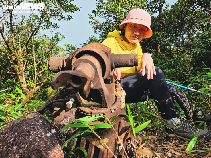 Đặc biệt, du khách sẽ bắt gặp rất nhiều mảnh sắt vụn là xác của một chiếc máy bay bị rơi trong thời kỳ chiến tranh, nằm lại giữa đại ngàn như một chứng tích lịch sử đầy hào hùng. Theo các bậc cao niên địa phương, những chiếc máy bay rơi trên Voi Mẹp có thể do thời tiết xấu khi tiếp tế hoặc bị bắn cháy ở khu vực khác rồi bay về đây, bởi khu vực này chưa hề xảy ra giao chiến.